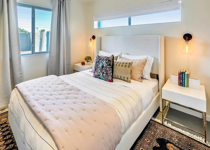Indigo Oasis Pool Sleeps 20 Holiday home Phoenix